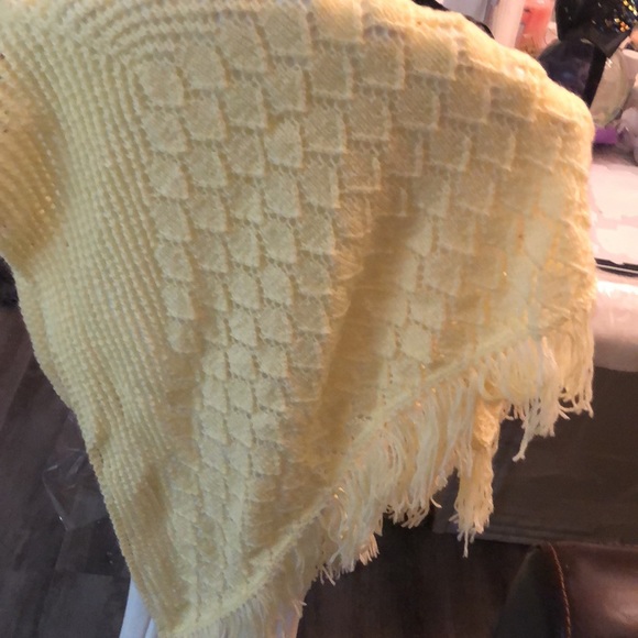 Beautiful Yellow Shawl🥳HP🥳 - Picture 4 of 7